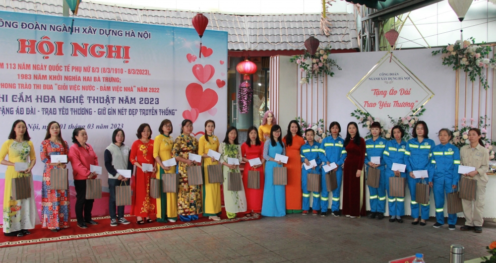 Nữ đoàn viên ngành Xây dựng Hà Nội thi cắm hoa, tặng áo dài trao yêu thương