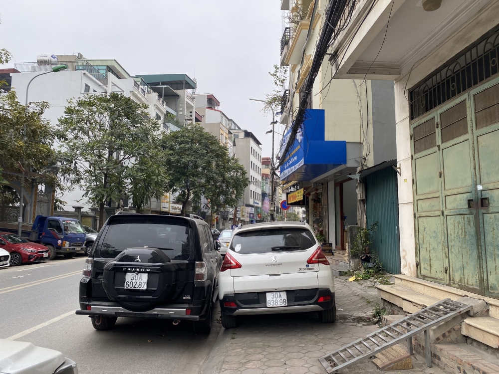 Hà Nội: Xe ô tô đỗ tràn lan ngay dưới biển cấm