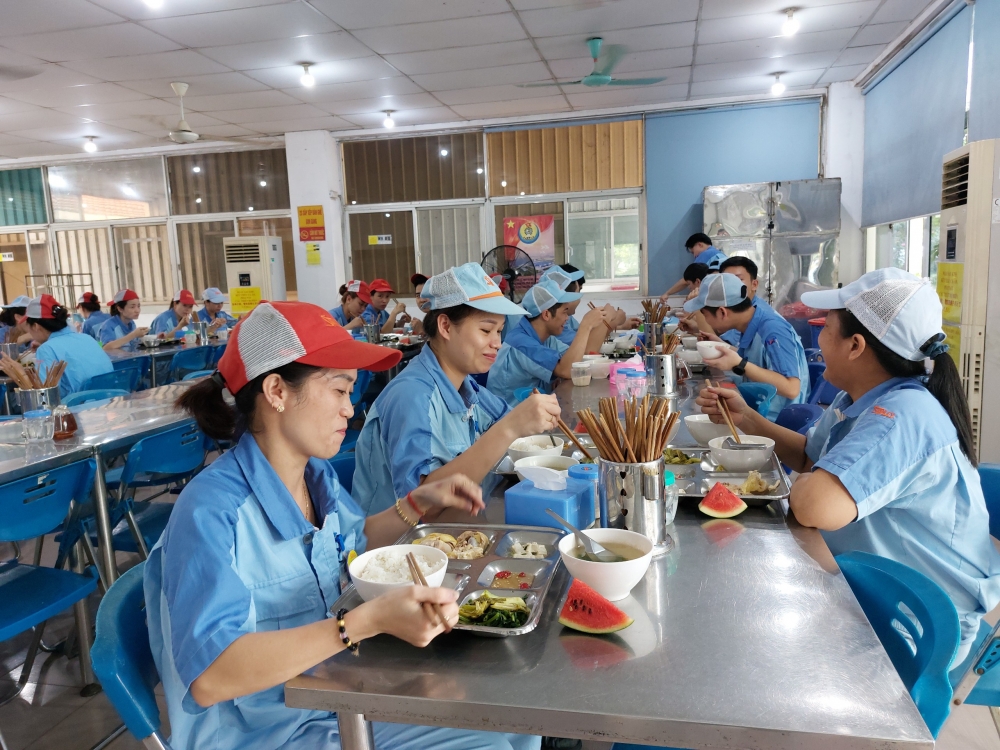 Nâng chất lượng bữa ăn ca cho công nhân lao động
