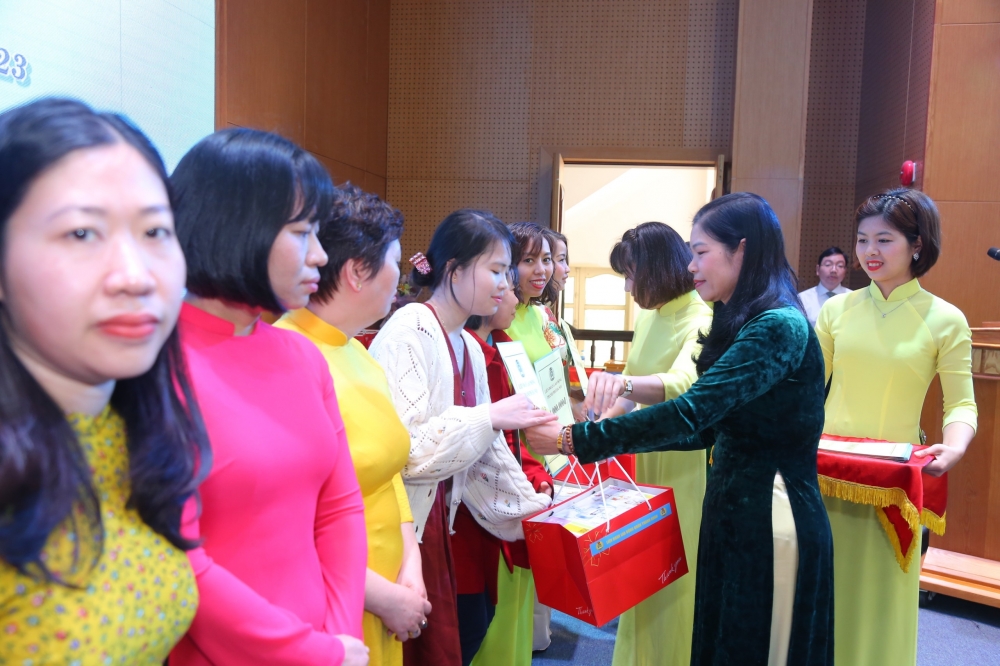 Quận Thanh Xuân: Khen thưởng 120 nữ CNVCLĐ giỏi việc nước, đảm việc nhà