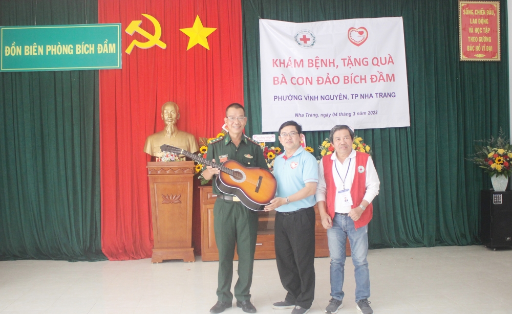 Đoàn công tác trao tặng đàn ghi ta cho Đồn Biên phòng Bích Đầm. (Ảnh: Hương Thảo)