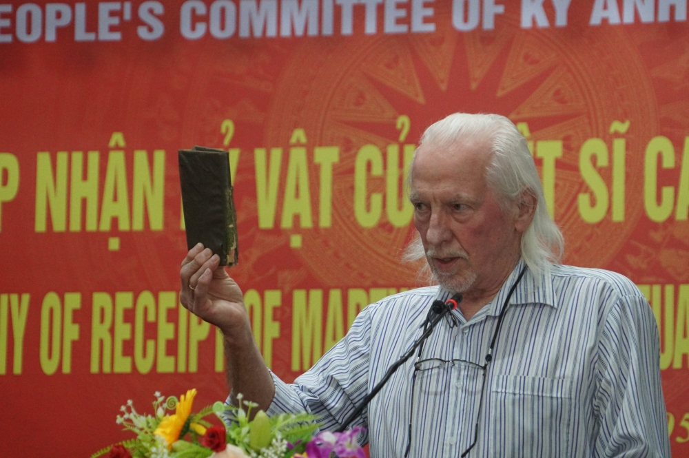 Cựu binh Mỹ sang Việt Nam trao trả cuốn nhật ký cho thân nhân liệt sĩ Cao Xuân Tuất