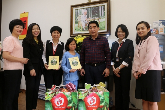 LĐLĐ quận Hoàn Kiếm tặng quà nữ đoàn viên, người lao động có hoàn cảnh khó khăn