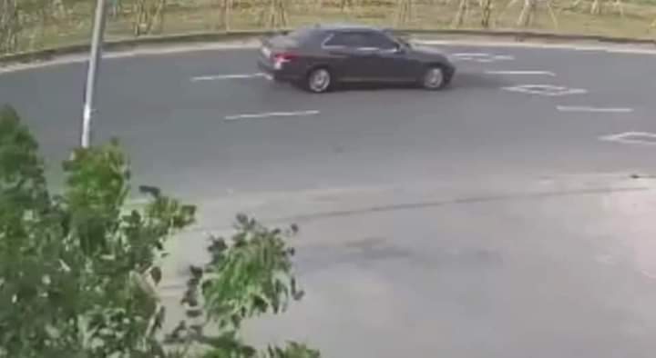 Hình ảnh chiếc xe hiệu Mercedes (màu nâu) được camera ghi lại khi rời khỏi hiện trường sau khi gây tai nạn. (Ảnh: CA)