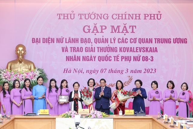 Thủ tướng gặp mặt đại diện nữ lãnh đạo, quản lý các cơ quan Trung ương và trao giải thưởng Kovalevskaia