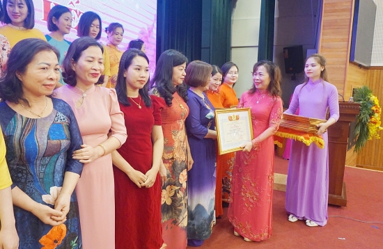 LĐLĐ quận Long Biên khen thưởng 131 cá nhân “Giỏi việc nước, đảm việc nhà”