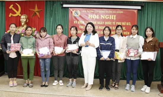 LĐLĐ quận Hà Đông: Tặng 500 áo dài cho nữ công nhân lao động
