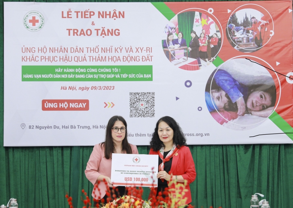 Hội Chữ thập đỏ Việt Nam trao tặng 200.000 USD hỗ trợ người dân Thổ Nhĩ Kỳ và Xy-ri