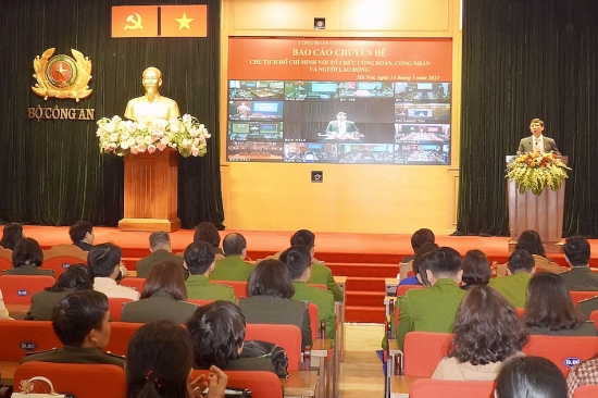 Đoàn viên Công an nhân dân học tập chuyên đề về Chủ tịch Hồ Chí Minh với tổ chức Công đoàn, người lao động