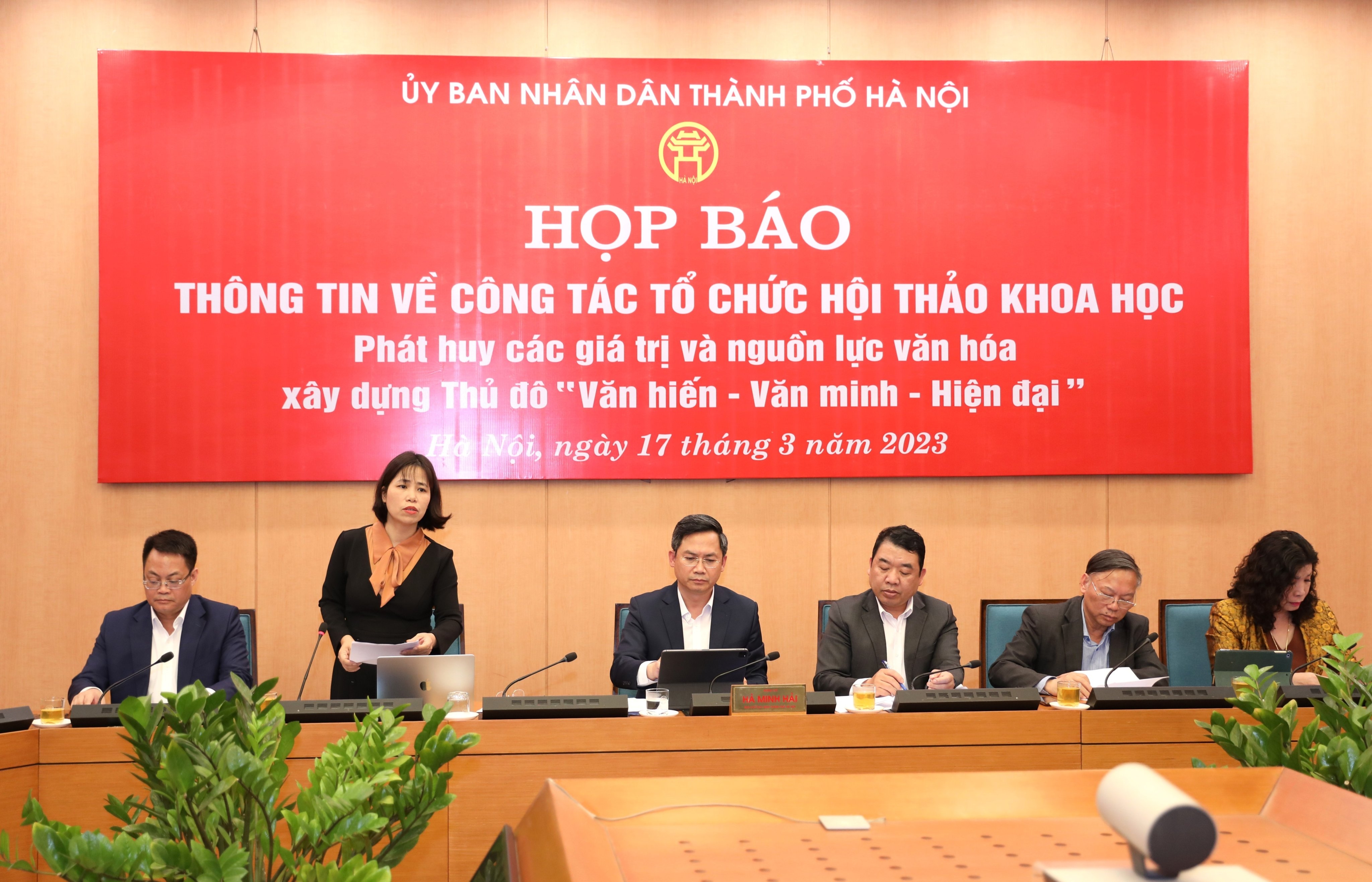 TS Nguyễn Thị Diễm Hằng, Phó Viện trưởng Viện Nghiên cứu phát triển kinh tế - xã hội Hà Nội thông tin tại buổi họp báo.