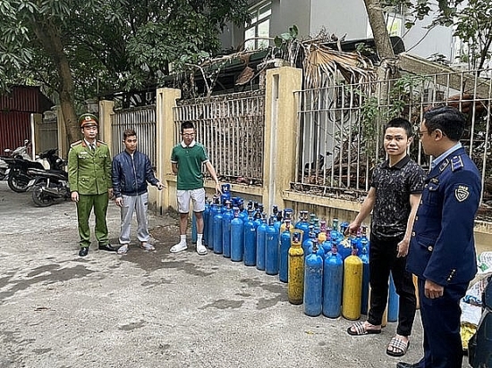 Phát hiện 56 bình khí cười trong khu chung cư tại huyện Gia Lâm, Hà Nội