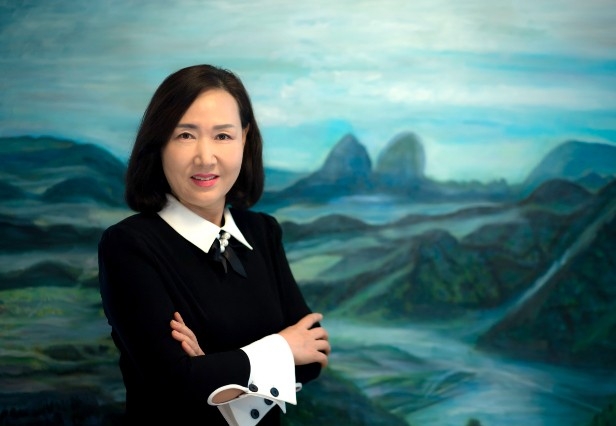 Hai nữ họa sĩ Văn Dương Thành và Julia Oh cùng mở triển lãm &quot;Cuộc viễn du của những sắc màu&quot;