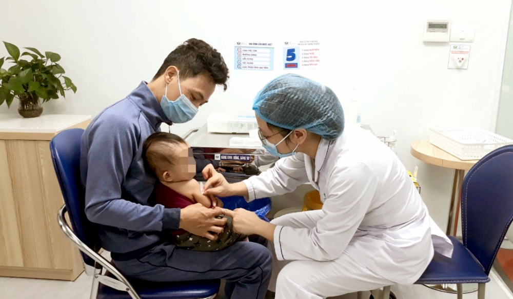Tiêm vắc xin đầy đủ theo lịch cho trẻ là cách phòng các bệnh đơn giản và hiệu quả. Ảnh: Minh Khuê.