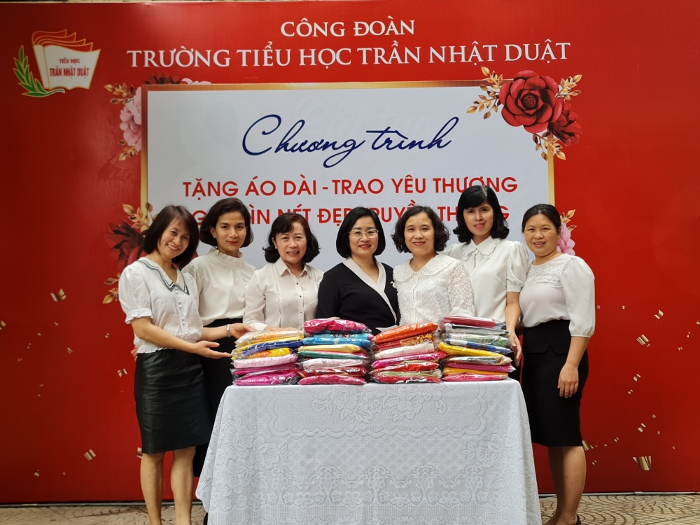 Công đoàn trường Tiểu học Trần Nhật Duật ủng hộ 43 bộ áo dài đến nữ công nhân lao động
