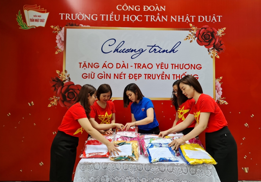 Công đoàn trường Tiểu học Trần Nhật Duật ủng hộ 43 bộ áo dài đến nữ công nhân lao động