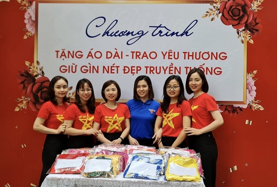 Công đoàn trường Tiểu học Trần Nhật Duật ủng hộ 43 bộ áo dài đến nữ công nhân lao động