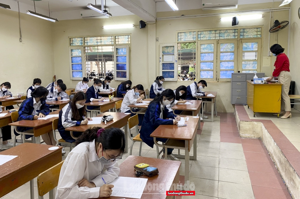 Học sinh lớp 12 Hà Nội tham dự kiểm tra khảo sát năm 2022.