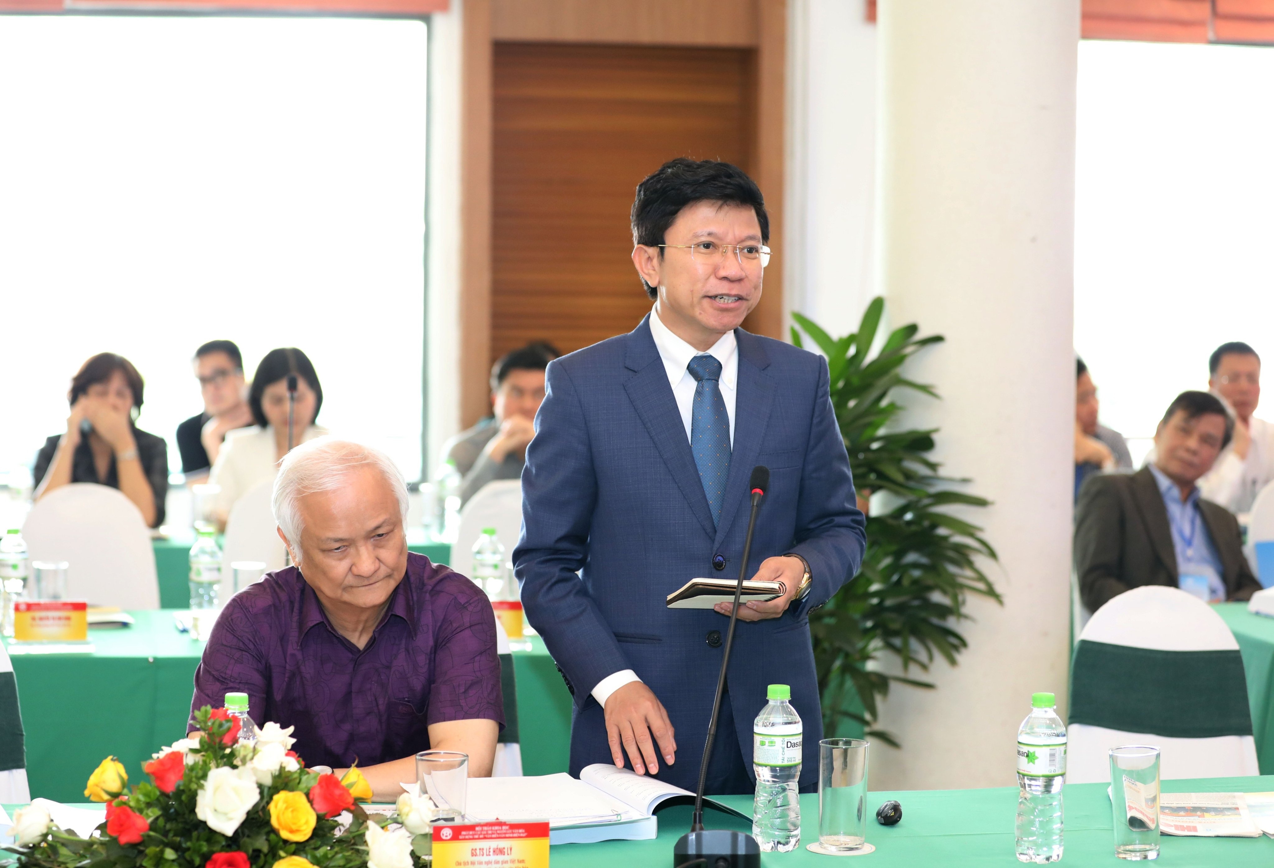 GS.TS Hoàng Anh Tuấn, Hiệu trưởng Trường Đại học Khoa học xã hội và nhân văn Hà Nội tham luận tại Hội thảo.