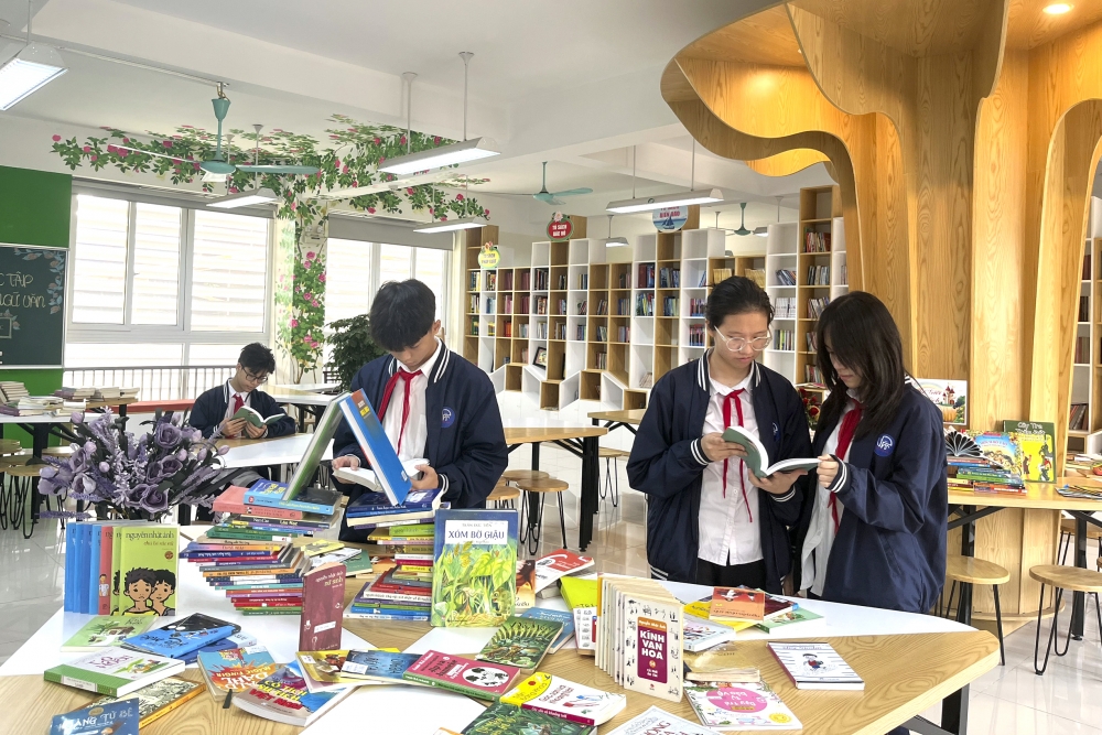 Học sinh Trường Trung học cơ sở Phương Mai (quận Đống Đa) đọc sách trong thư viện nhà trường. Ảnh: P.T