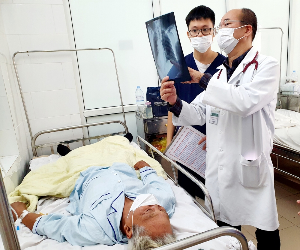 Phó Giáo sư Đỗ Duy Cường thăm khám cho bệnh nhân viêm màng não do liên cầu lợn.