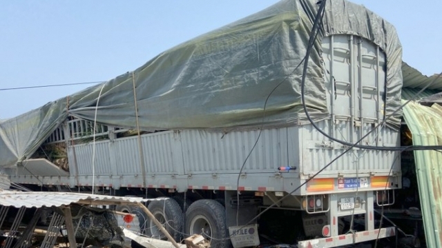 Khánh Hòa: Xe tải va chạm xe đầu kéo tông sập nhà dân
