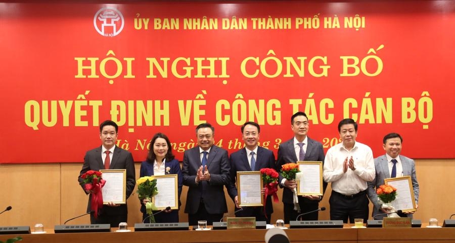 Chủ tịch UBND thành phố Hà Nội trao quyết định bổ nhiệm cho 3 tân Giám đốc Sở