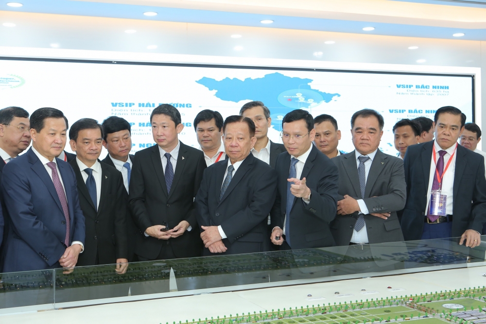 Bình Dương cùng 9 tỉnh nghiên cứu mở Khu công nghiệp Việt Nam - Singapore