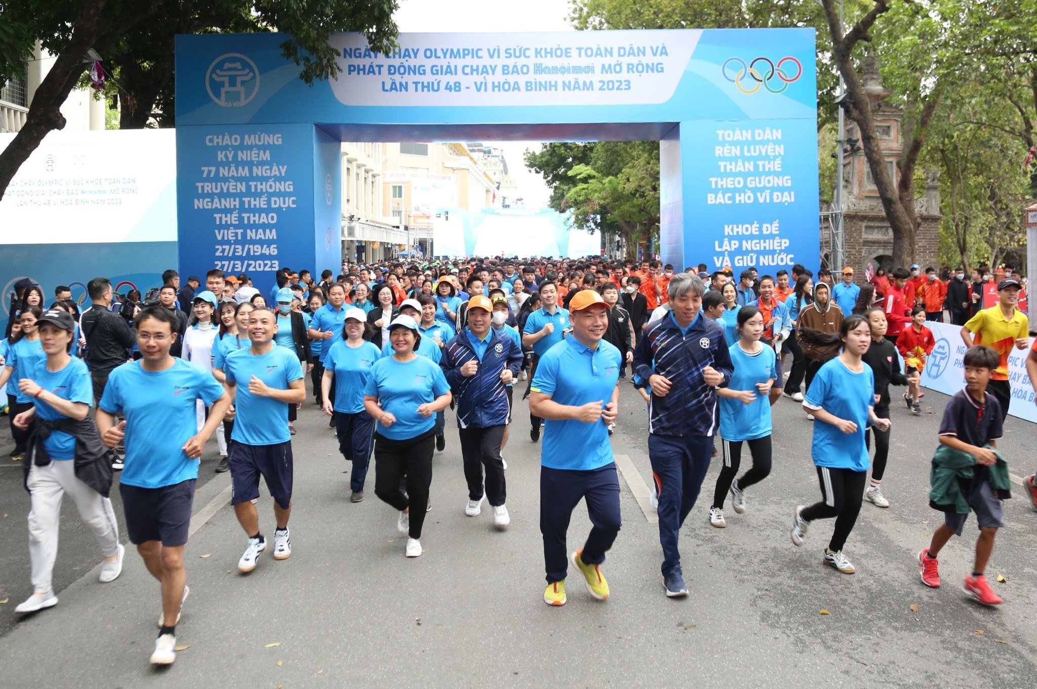 Hàng nghìn người hưởng ứng Ngày chạy Olympic vì sức khỏe toàn dân