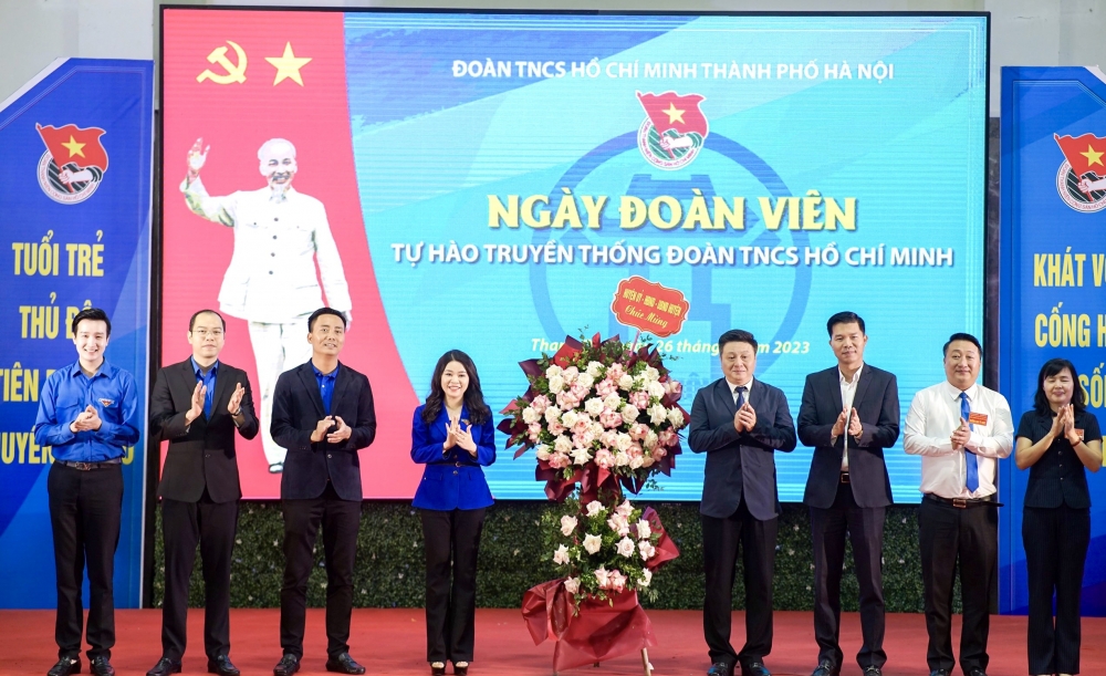 Lãnh đạo huyện Thanh Oai tặng hoa chúc mừng Thành đoàn Hà Nội nhân kỷ niệm 92 năm Ngày thành lập Đoàn Thanh niên cộng sản Hồ Chí Minh.
