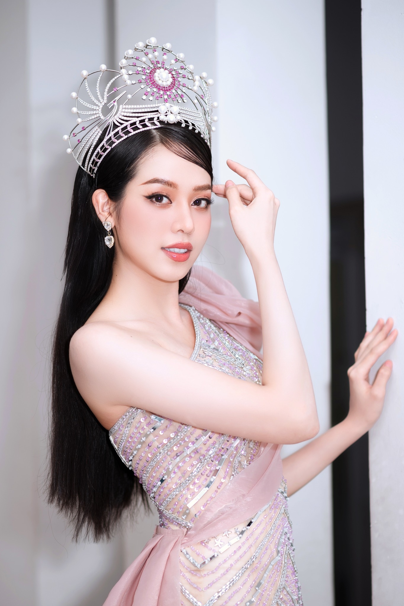 Vừa đăng quang Hoa hậu Việt Nam chưa lâu, Thanh Thủy đã công khai thừa nhận phẫu thuật thẩm mỹ