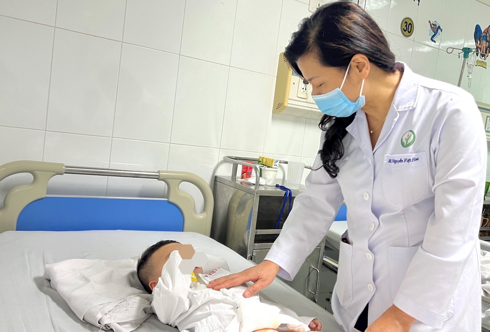 Bác sĩ Nguyễn Việt Hoa thăm khám cho bé D sau phẫu thuật.