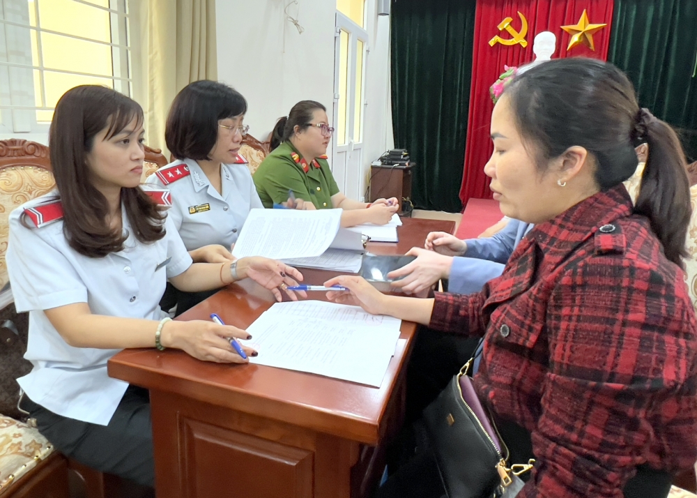 Đại diện doanh nghiệp ký nhận quyết định thanh tra liên ngành do Sở Lao động - Thương binh và Xã hội Hà Nội chủ trì.