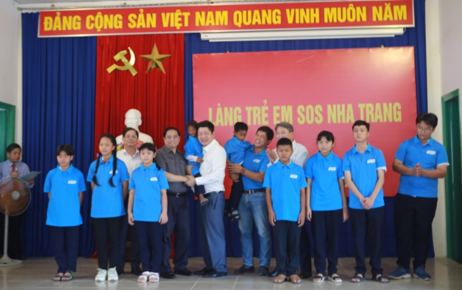 Tại Làng SOS Nha Trang, Thủ tướng đề nghị các thầy, cô giáo sẽ tiếp tục chăm sóc, dạy dỗ, bù đắp nhiều nhất có thể cho các cháu. (Ảnh: Hương Thảo)