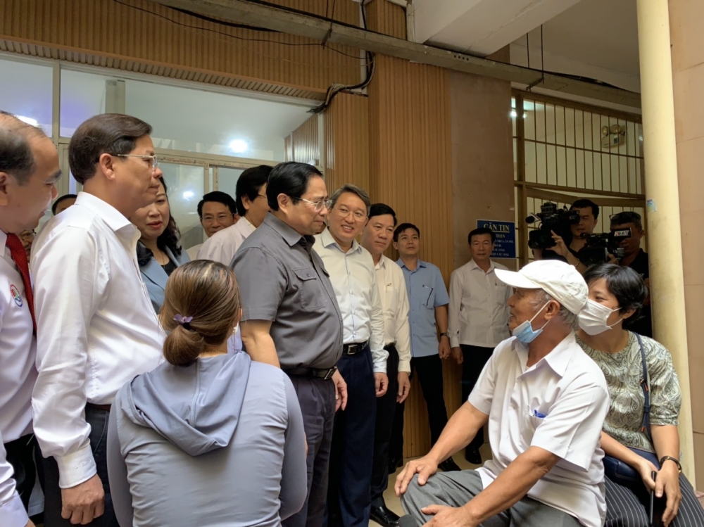 Thủ tướng Chính phủ Phạm Minh Chính hỏi thăm sức khỏe bệnh nhân tại Bệnh viện Đa Khoa tỉnh Khánh Hòa.(Ảnh: Hương Thảo)