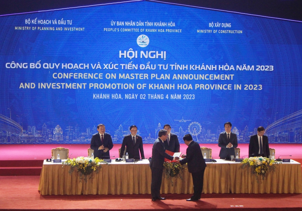 Trao các quyết định phê duyệt quy hoạch tỉnh Khánh Hòa vừa được Thủ tướng phê duyệt. (Ảnh: Hương Thảo)