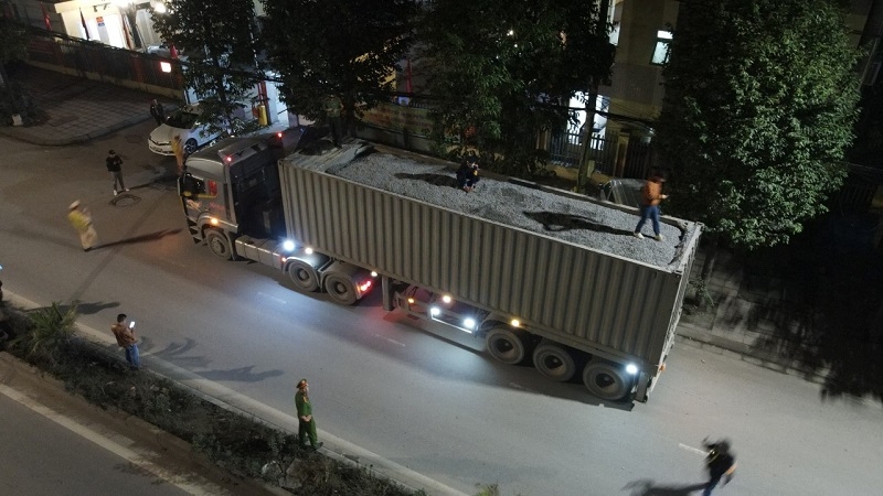 Một trường hợp xe container cắt nóc chở đá bị lực lượng chức năng kiểm tra (Ảnh: CAHN)