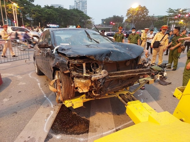 Tạm giữ hình sự lái xe ô tô gây tai nạn tại ngã tư Xuân La