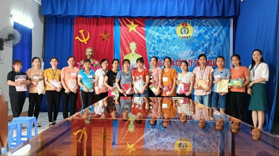 LĐLĐ huyện Ứng Hòa: Trao tặng 