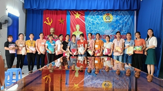 LĐLĐ huyện Ứng Hòa: Trao tặng "áo dài yêu thương"