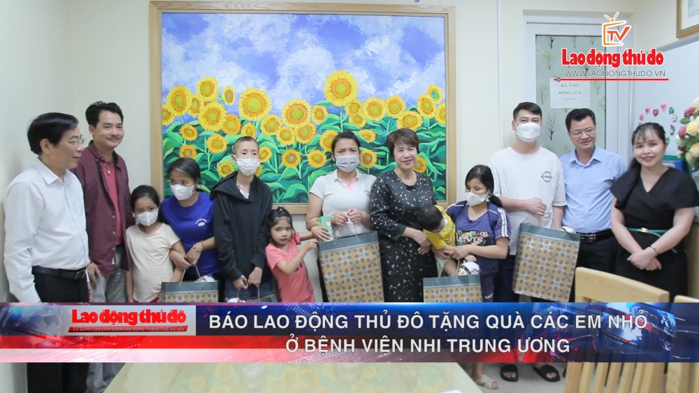 [VIDEO] Báo Lao động Thủ đô trao quà tới bệnh nhân khó khăn tại Bệnh viện Nhi Trung ương