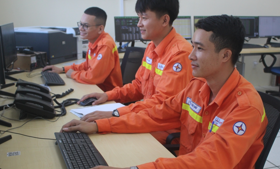 Anh Nguyễn Phi Long (ở giữa) cùng đồng nghiệp tập trung điều khiển, vận hành lưới điện. (Ảnh: Hương Thảo)