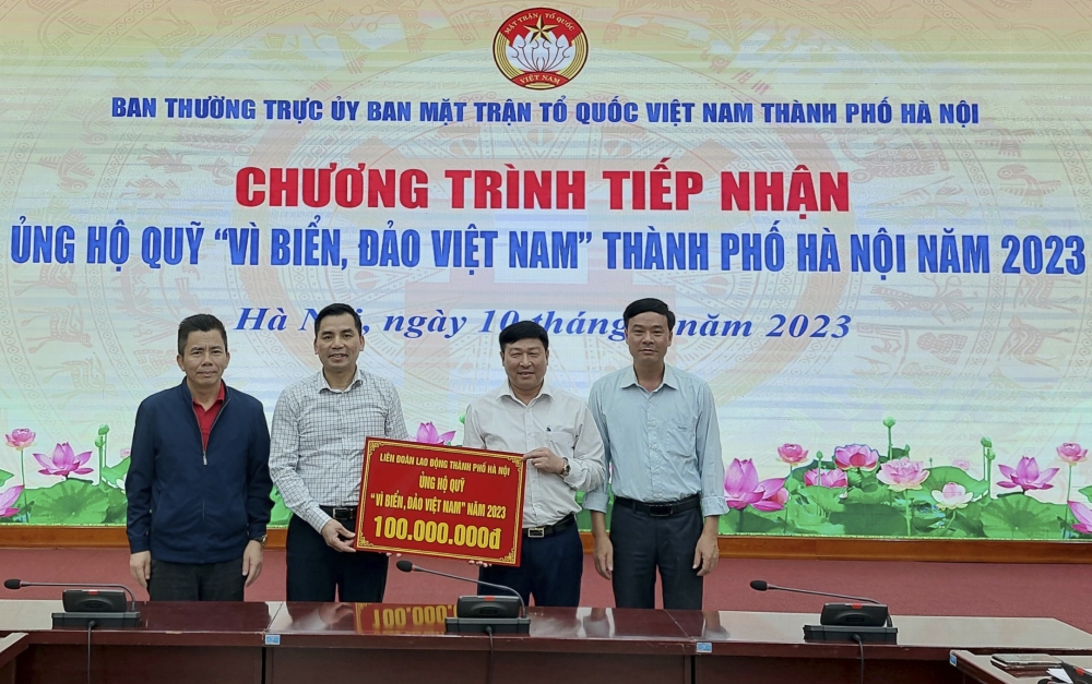 Đồng chí Lê Đình Hùng - Phó Chủ tịch LĐLĐ thành phố Hà Nội trao số tiền ủng hộ Quỹ “Vì biển, đảo Việt Nam” năm 2023 của cơ quan LĐLĐ Thành phố.