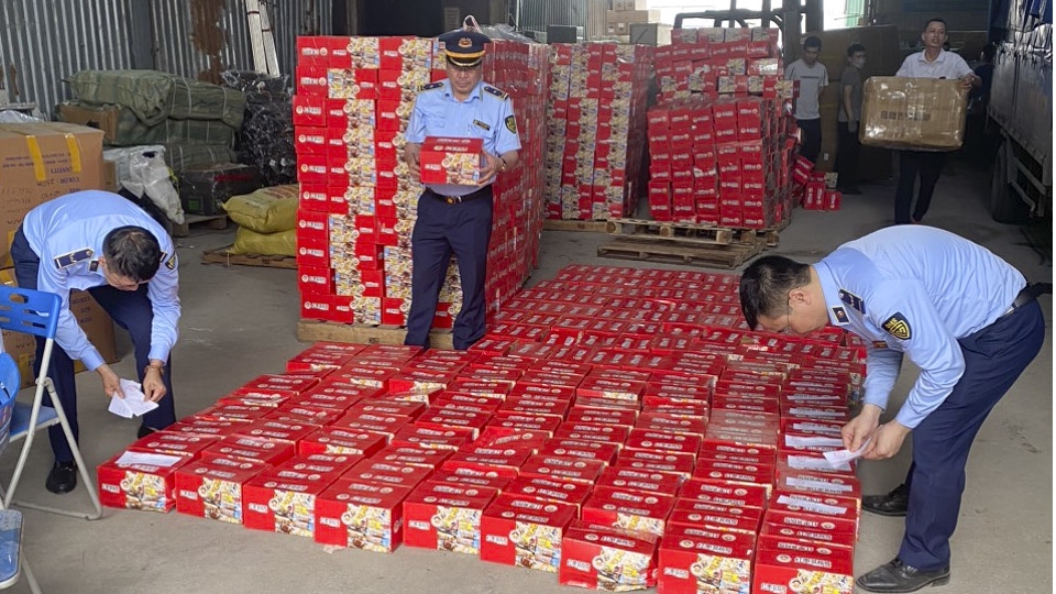 Phát hiện 1.300 thùng bánh Trung Quốc nhập lậu kinh doanh trên thương mại điện tử