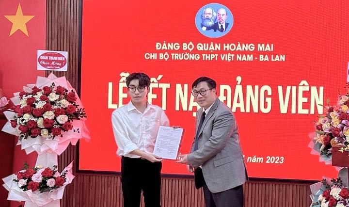 Quận Hoàng Mai: Kết nạp học sinh Nguyễn Minh Hiển vào Đảng