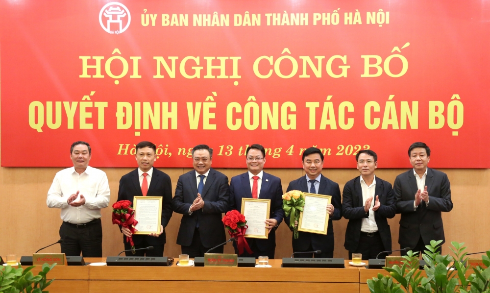 Lãnh đạo UBND thành phố Hà Nội chúc mừng các đồng chí được điều động, bổ nhiệm.