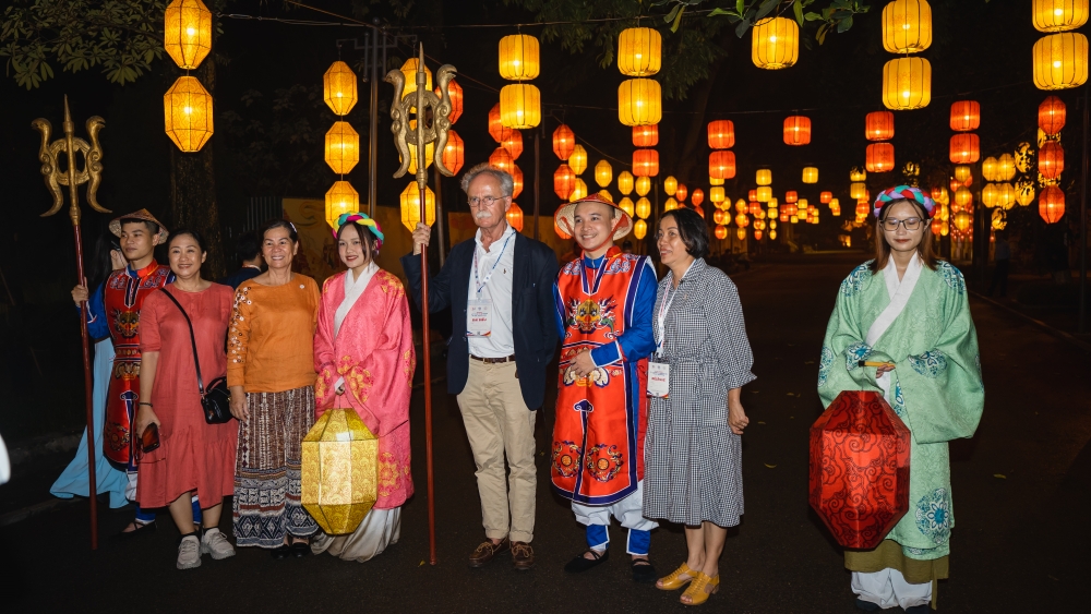Các đại biểu Pháp và Việt Nam tham quan, trải nghiệm di sản Hà Nội