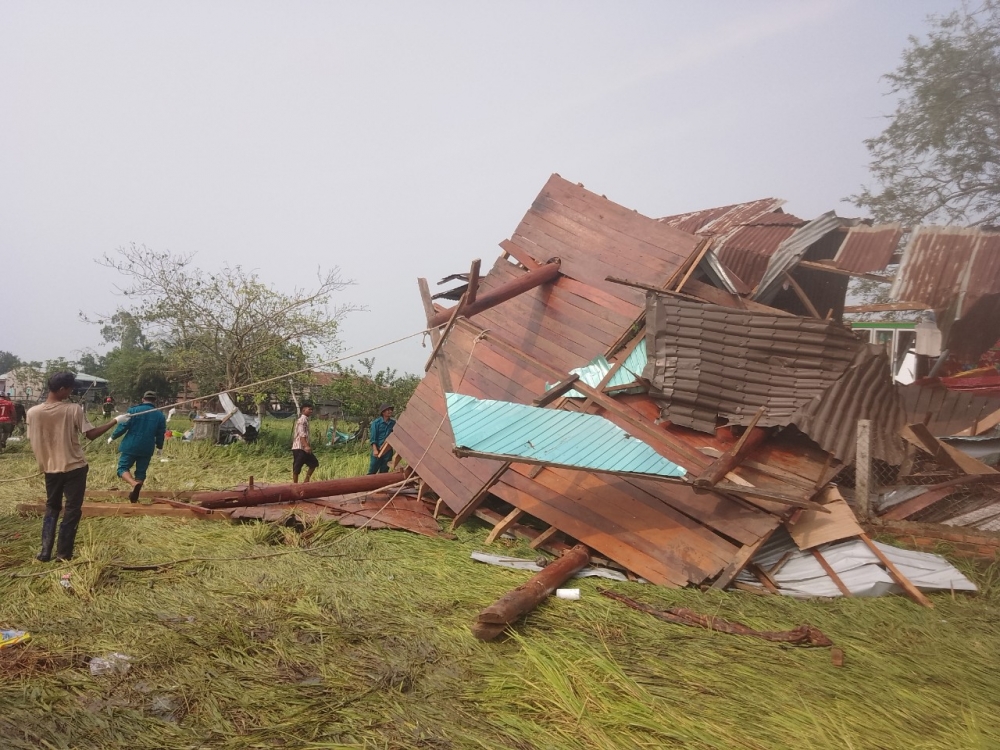 Gia Lai: Hàng trăm căn nhà bị tốc mái, quật bay trong đêm