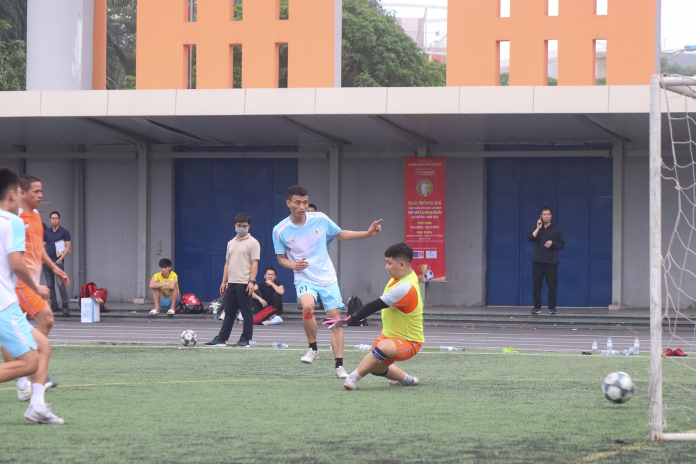 Lê Quang Dũng ghi bàn thắng nâng tỷ số lên thành 2-0 cho các cầu thủ Bệnh viện Tâm Thần Hà Nội