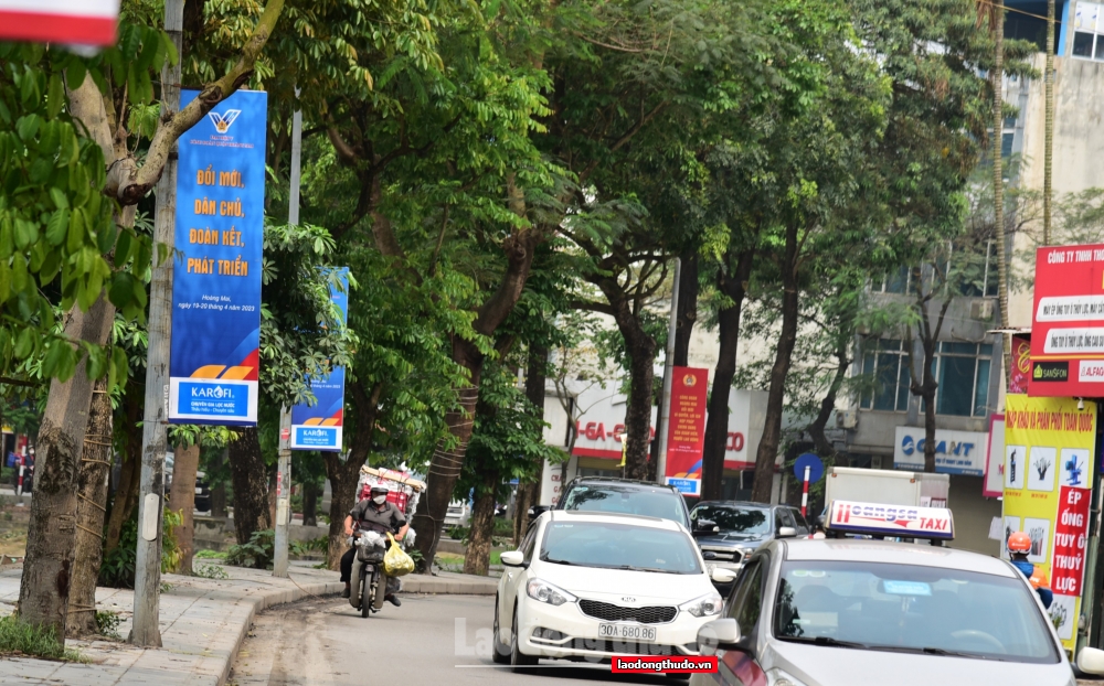 Những tấm panô ghi rõ phương trâm của Đại hội: “Đổi mới, dân chủ, đoàn kết, phát triển” trên phố Nguyễn Hữu Thọ