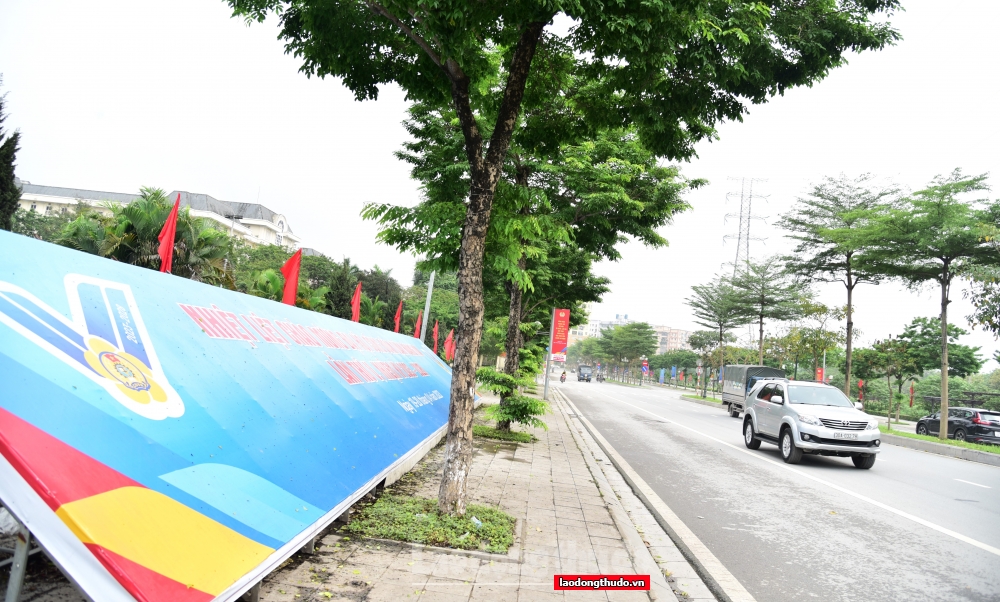 Tấm panô cỡ lớn với dòng chữ “Nhiệt liệt chào mừng Đại hội Công đoàn quận Hoàng Mai lần thứ V, nhiệm kỳ 2023 - 2028” đặt tại khu trung tâm hành chính quận Hoàng Mai